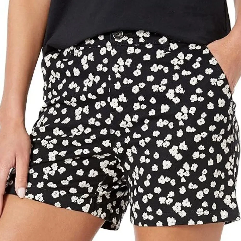 NWT Amazon Essentials Women's Mid-Rise Slim-Fit 5" Inseam Khaki Short - Size 8 - Picture 2 of 2
